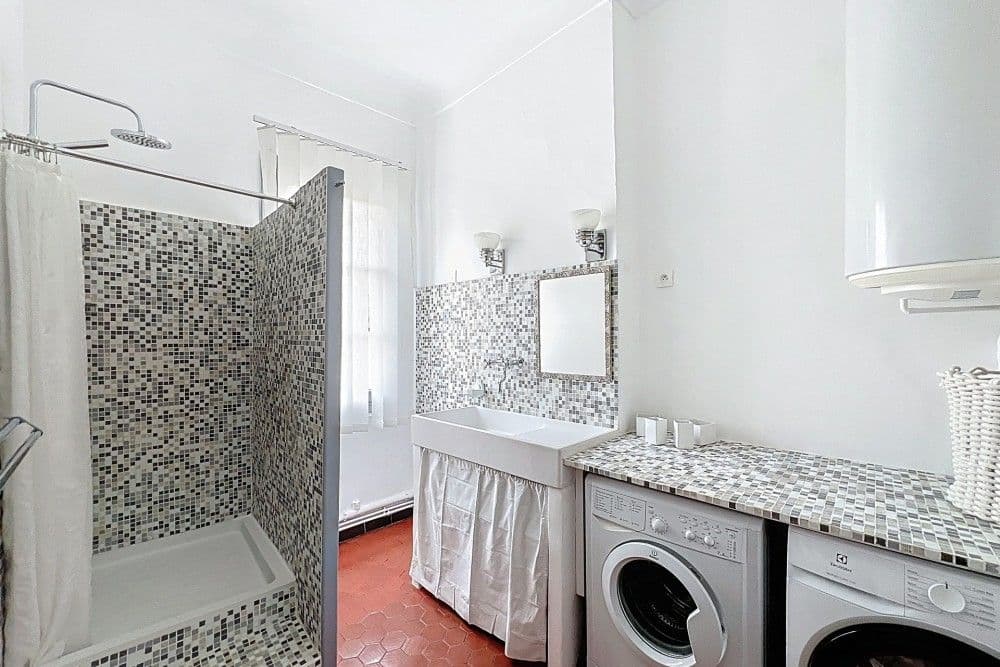 Shower room with mosaic tiles and laundry area, 3-bedroom apartment in the Old Town, Nice
