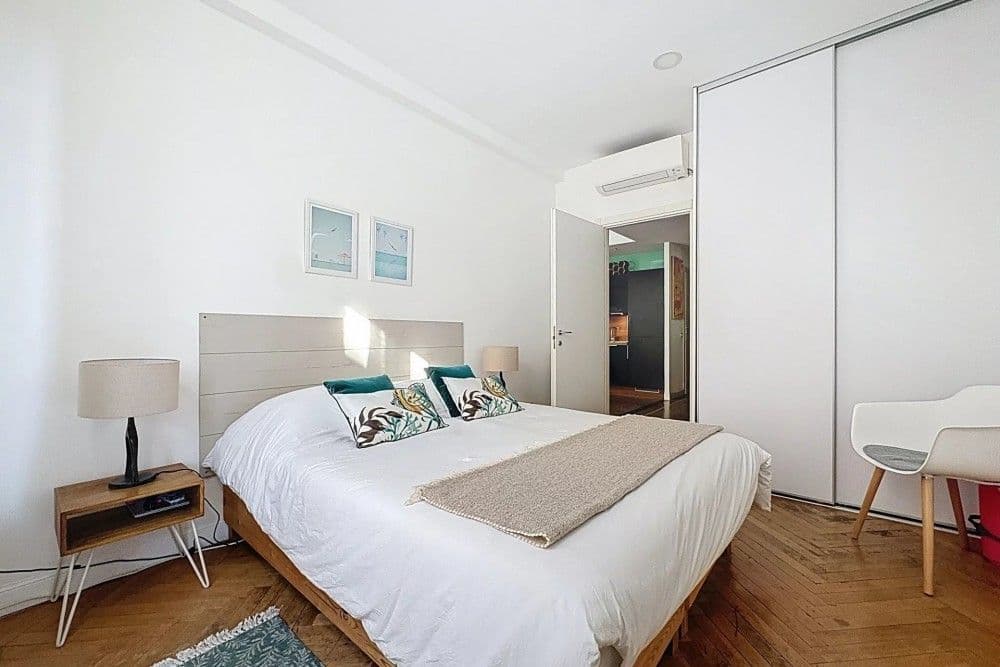 Bedroom with herringbone parquet and fitted wardrobe, 1-bedroom apartment in the Port, Nice