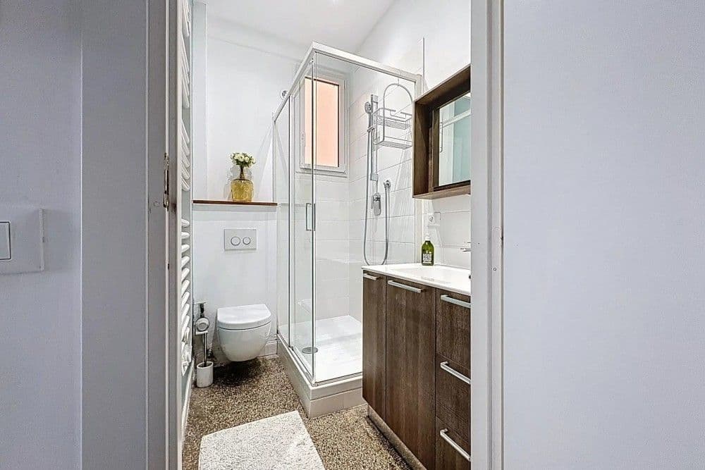 Shower room with glass enclosure and wall-hung toilet, 1-bedroom apartment in the Port, Nice