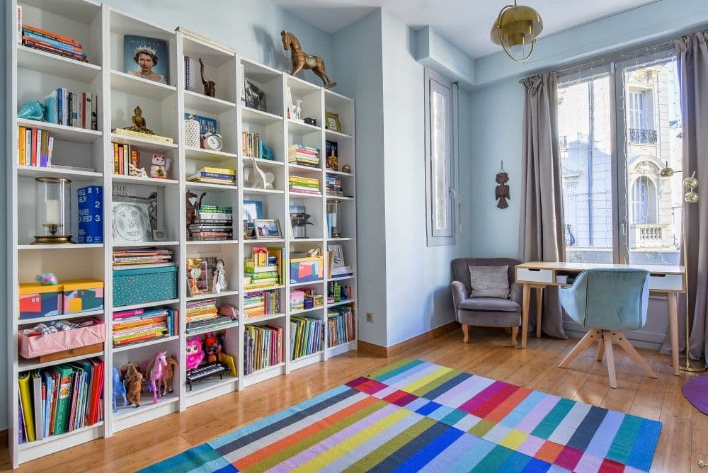 Study with bookshelves, desk and tall windows, 2-bedroom apartment in the Carré d’Or, Nice