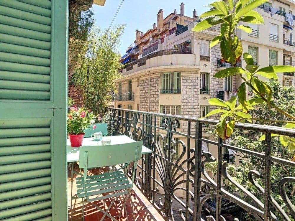 Balcony with green shutters, bistro set and Belle Époque railing, 1-bedroom apartment in the Port, Nice
