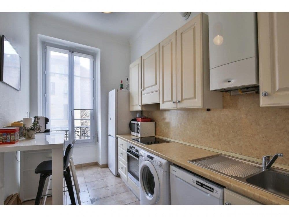 Fitted kitchen with breakfast bar and window, 2-bedroom apartment in the Port, Nice