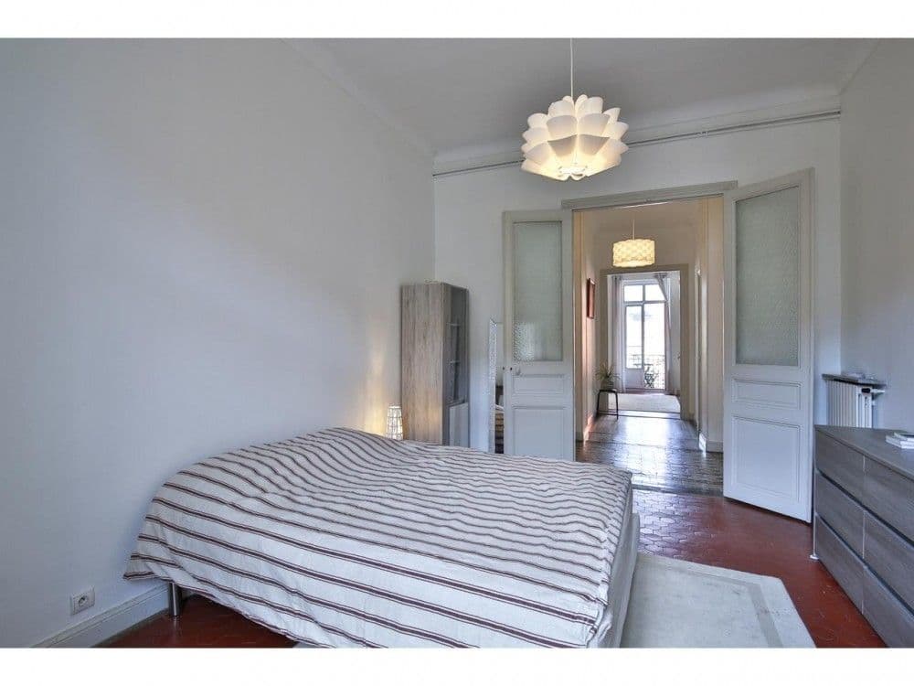 Bedroom with glazed double doors to the hallway, 2-bedroom apartment in the Port, Nice
