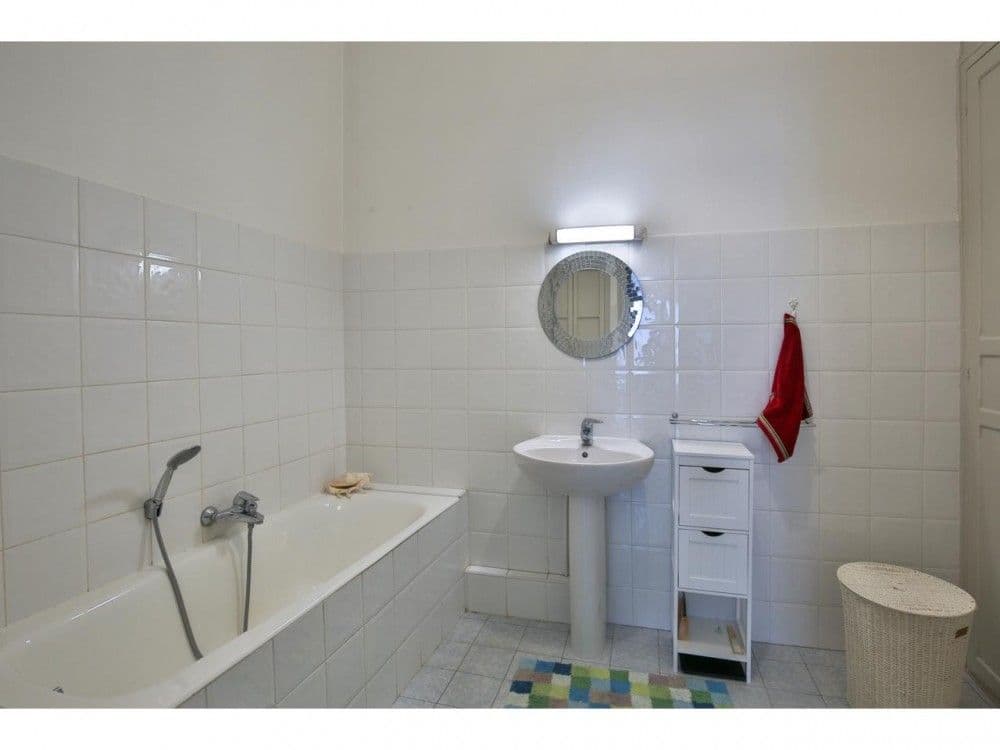 Bathroom with bathtub and pedestal basin, 2-bedroom apartment in the Port, Nice