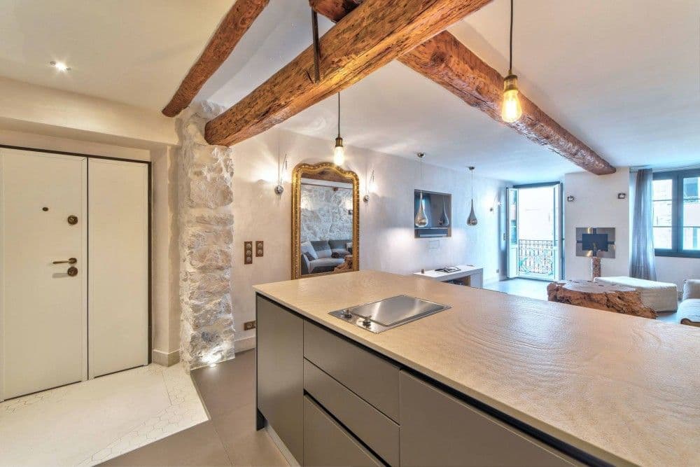 Kitchen island with exposed beams and front door, 1-bedroom apartment in the Port, Nice