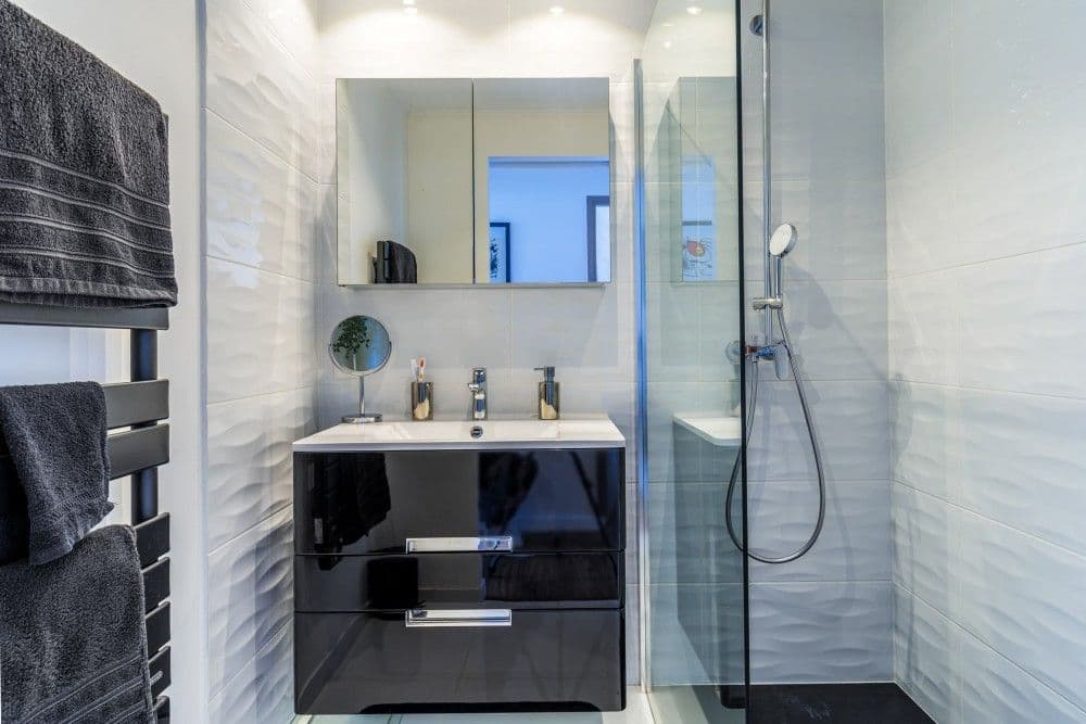 Shower room with walk-in shower and vanity unit, 2-bedroom apartment in Cagnes-sur-Mer