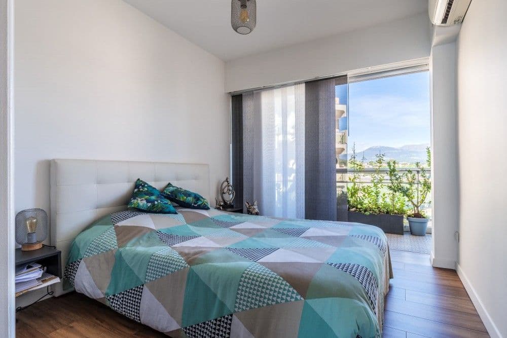 Bedroom with double bed and doors to the balcony, 2-bedroom apartment in Cagnes-sur-Mer