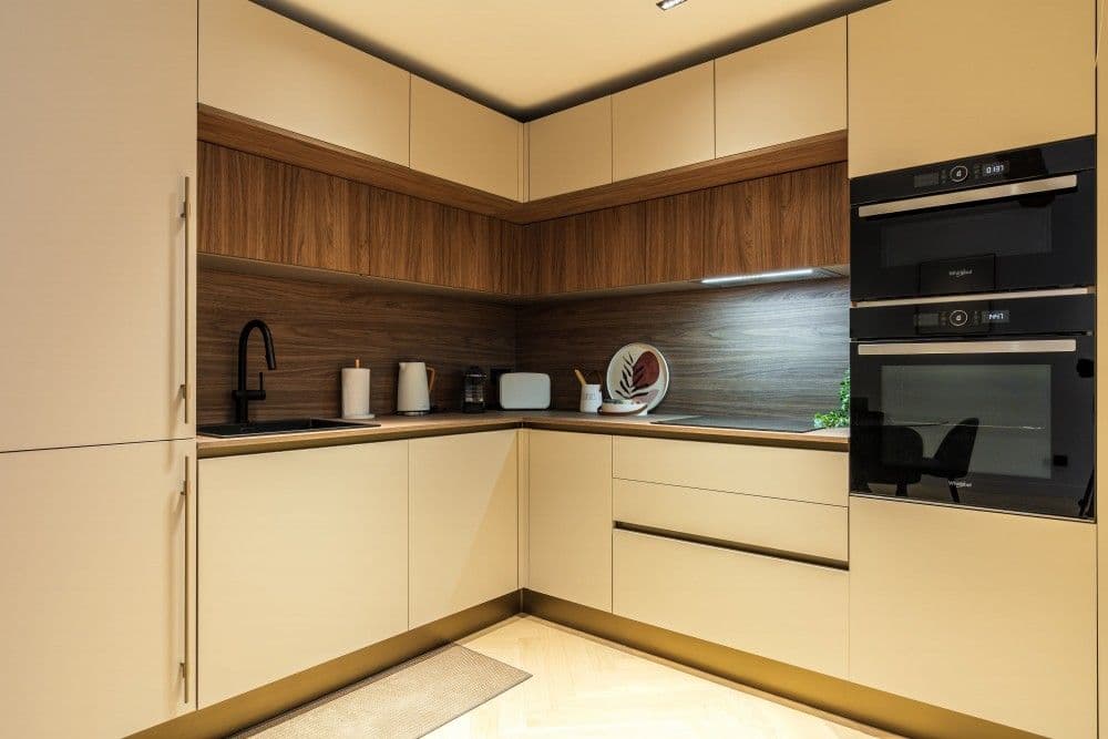 Kitchen with cream and walnut units and built-in ovens, 2-bedroom apartment in the Old Town, Nice