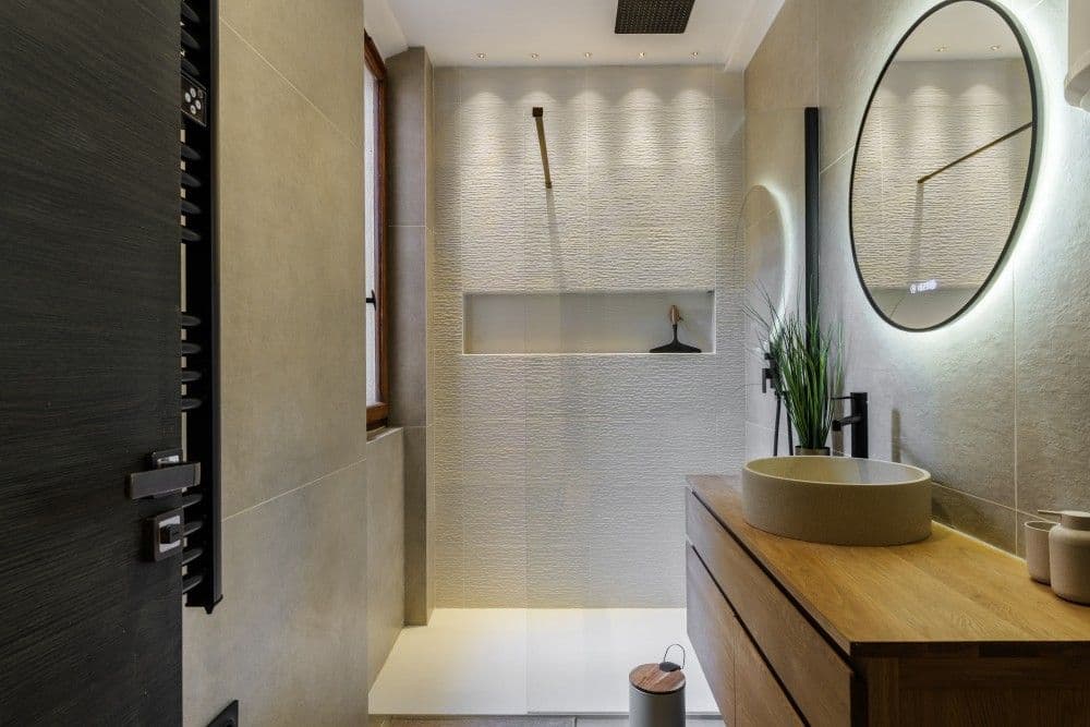 Shower room with walk-in shower, round mirror and wooden vanity, 2-bedroom apartment in the Old Town, Nice