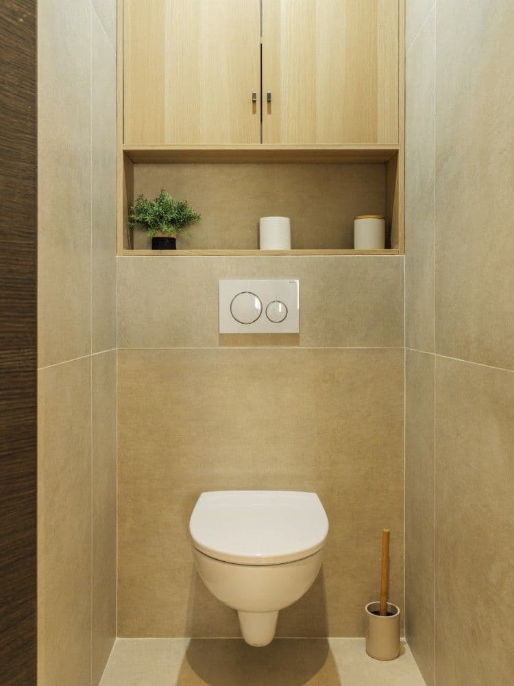 Separate toilet with wood-effect tiles, 2-bedroom apartment in the Old Town, Nice