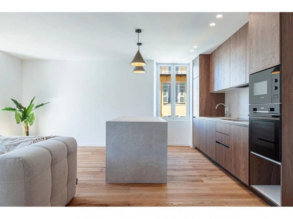 Open-plan kitchen with island and walnut units, 2-bedroom apartment in the Port, Nice