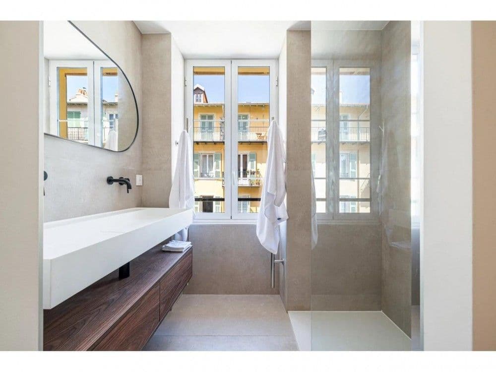 Shower room with walk-in shower and floating vanity, 2-bedroom apartment in the Port, Nice