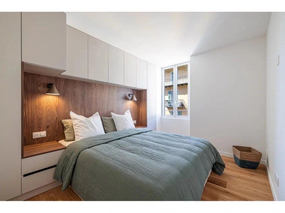 Bedroom with walnut headboard and fitted wardrobes, 2-bedroom apartment in the Port, Nice