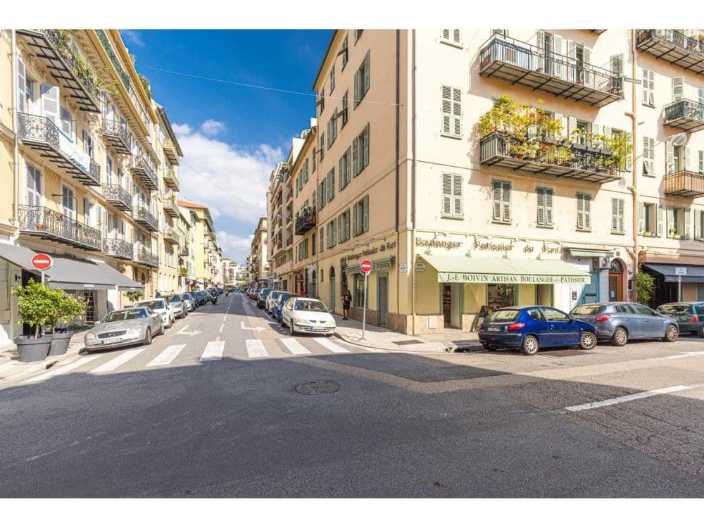 Street of Belle Époque buildings in the Port, 2-bedroom apartment in the Port, Nice