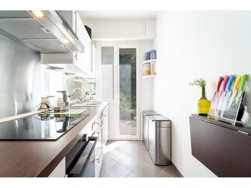 Galley kitchen with door to the terrace, 2-bedroom apartment in Mont Boron, Nice