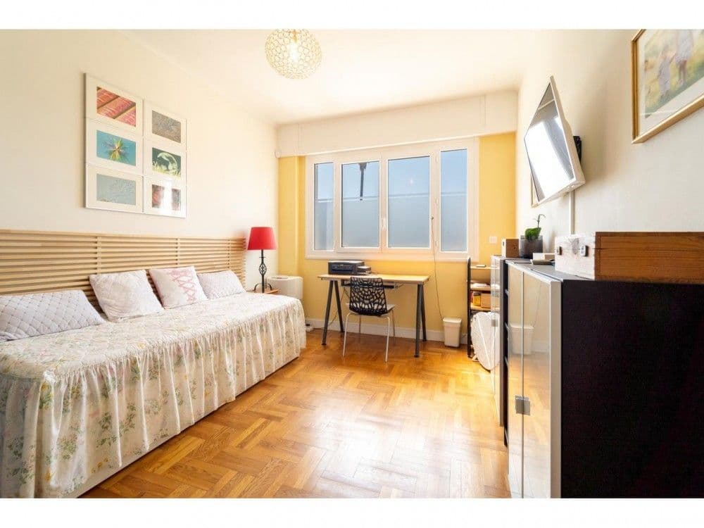 Bedroom with parquet floor, day bed and desk, 2-bedroom apartment in Mont Boron, Nice