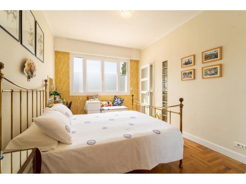 Bedroom with brass bed and parquet floor, 2-bedroom apartment in Mont Boron, Nice