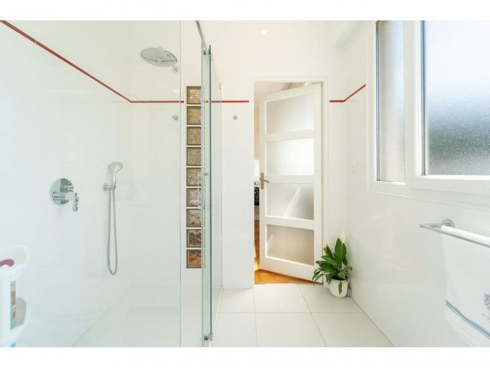 Shower room with walk-in shower, 2-bedroom apartment in Mont Boron, Nice