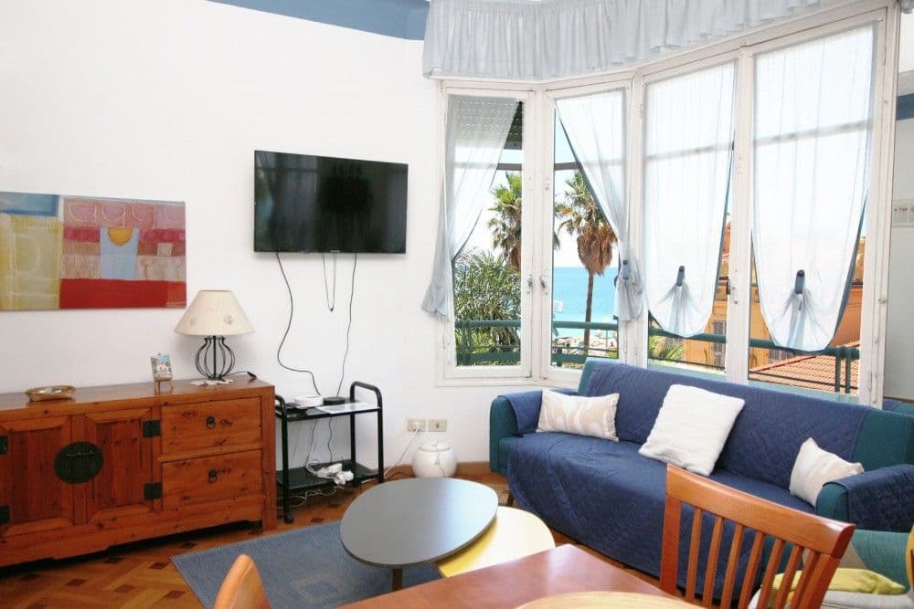 Living room with bay windows and a glimpse of the sea, 2-bedroom apartment in the Promenade des Anglais, Nice