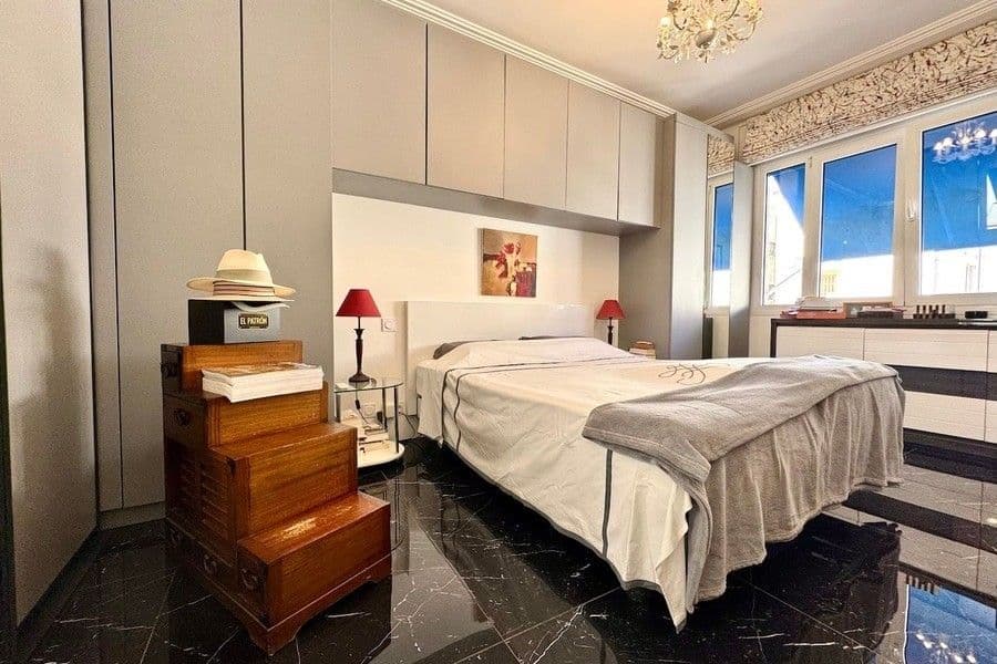Bedroom with fitted wardrobes and marble floor, 2-bedroom apartment in the Carré d’Or, Nice