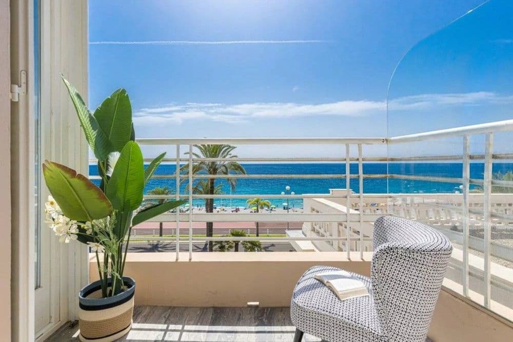 Balcony with a view over the Promenade des Anglais to the sea, 2-bedroom apartment in the Promenade des Anglais, Nice