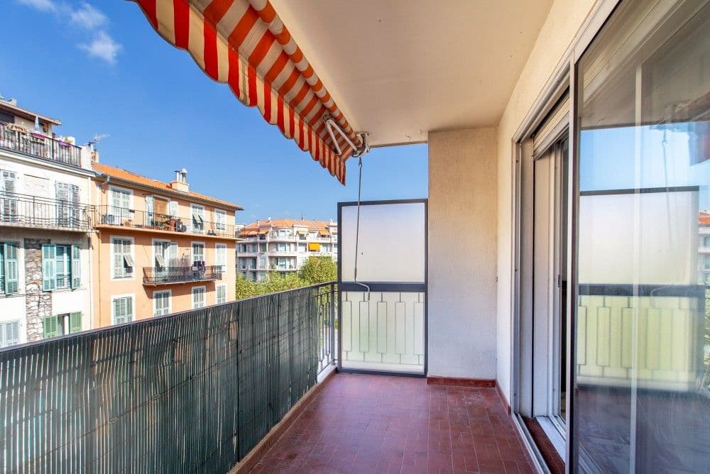 Covered balcony with striped awning overlooking the Port neighbourhood, 2-bedroom apartment in the Port, Nice