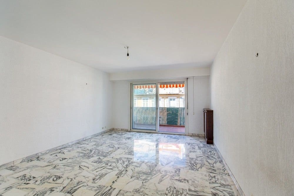 Living room with marble floor and sliding doors to the balcony, 2-bedroom apartment in the Port, Nice