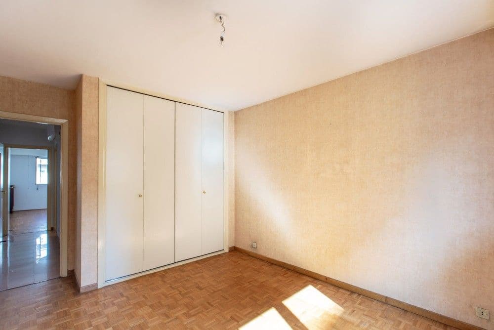 Bedroom with fitted wardrobe and parquet floor, 2-bedroom apartment in the Port, Nice