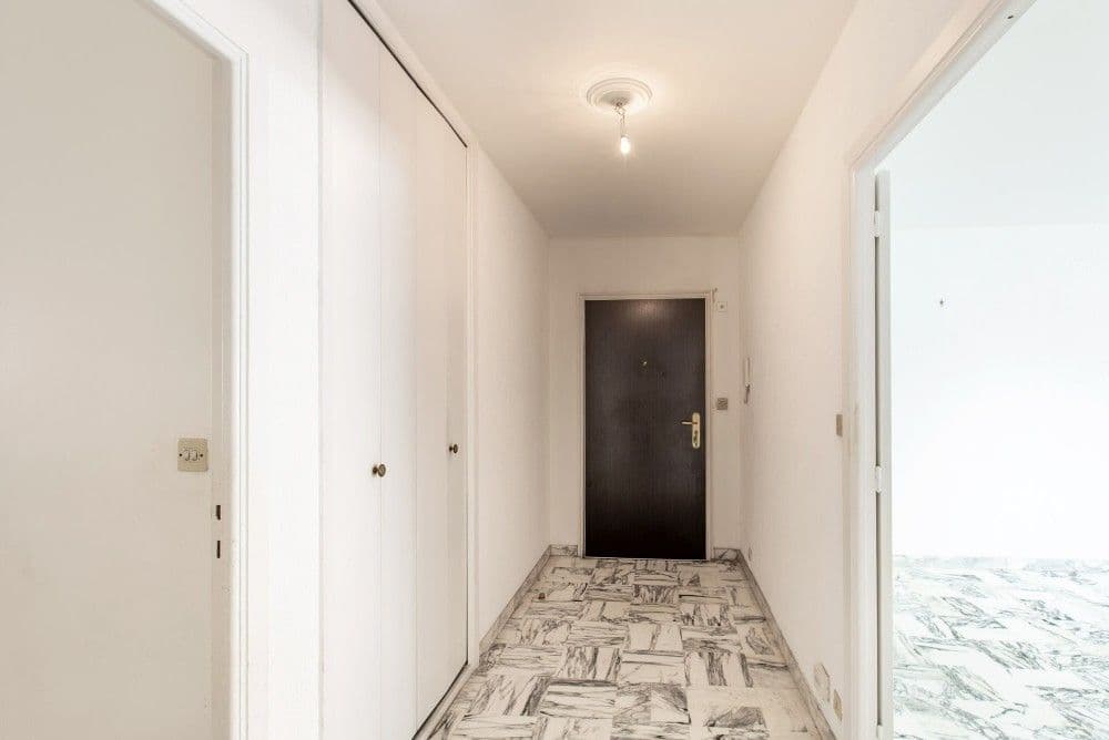 Entrance hall with marble floor and fitted cupboards, 2-bedroom apartment in the Port, Nice