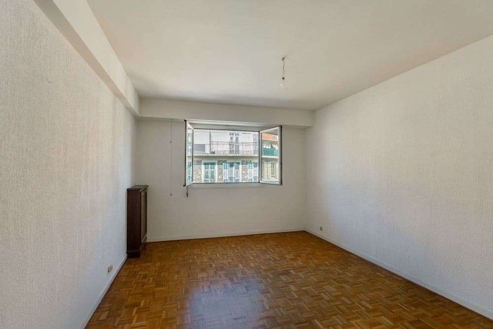 Bedroom with parquet floor and window, 2-bedroom apartment in the Port, Nice