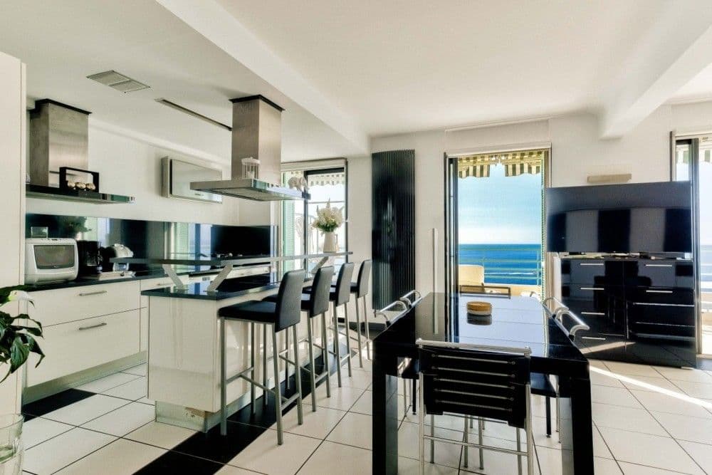 Open-plan kitchen with breakfast bar and sea view, 1-bedroom apartment in Mont Boron, Nice