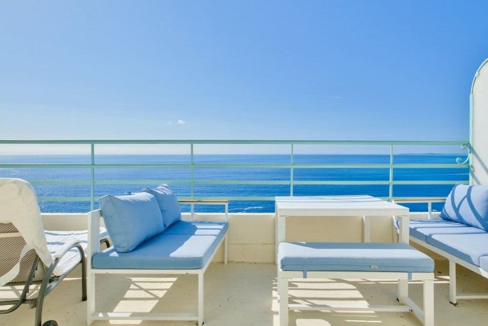 Terrace with seating above the Mediterranean, 1-bedroom apartment in Mont Boron, Nice