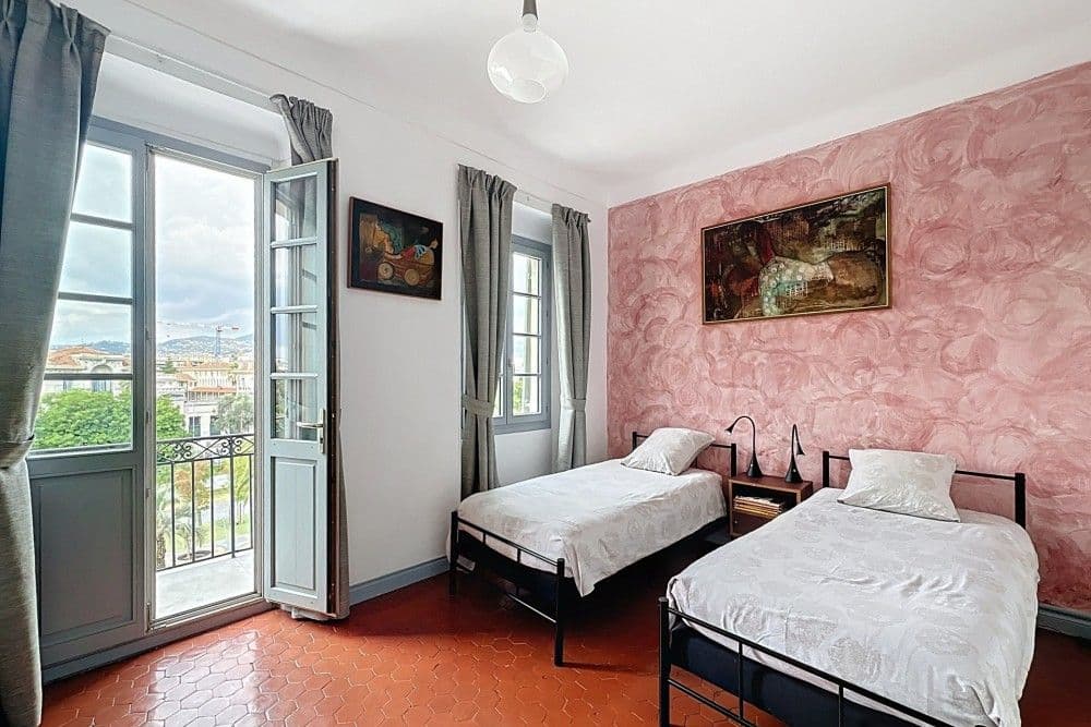 Bedroom with twin beds and French window to a balcony, 3-bedroom apartment in the Old Town, Nice