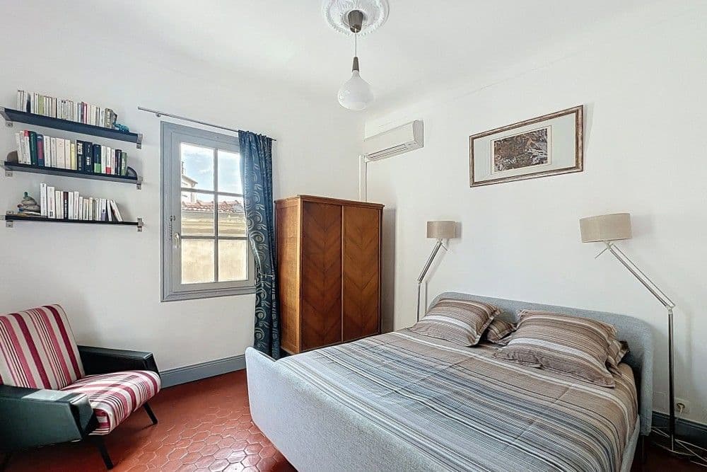 Bedroom with double bed and terracotta tiled floor, 3-bedroom apartment in the Old Town, Nice