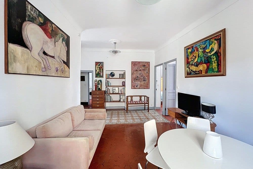 Living room with sofa and terracotta tiled floor, 3-bedroom apartment in the Old Town, Nice