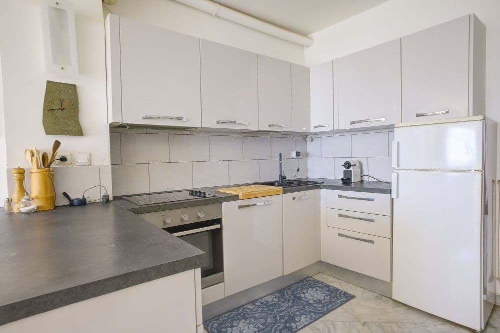Fitted kitchen with white units, 2-bedroom apartment in the Promenade des Anglais, Nice