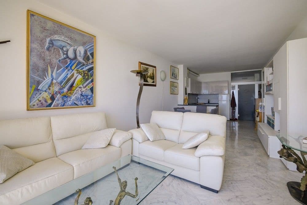 Living room with white leather sofas and marble floor, 2-bedroom apartment in the Promenade des Anglais, Nice