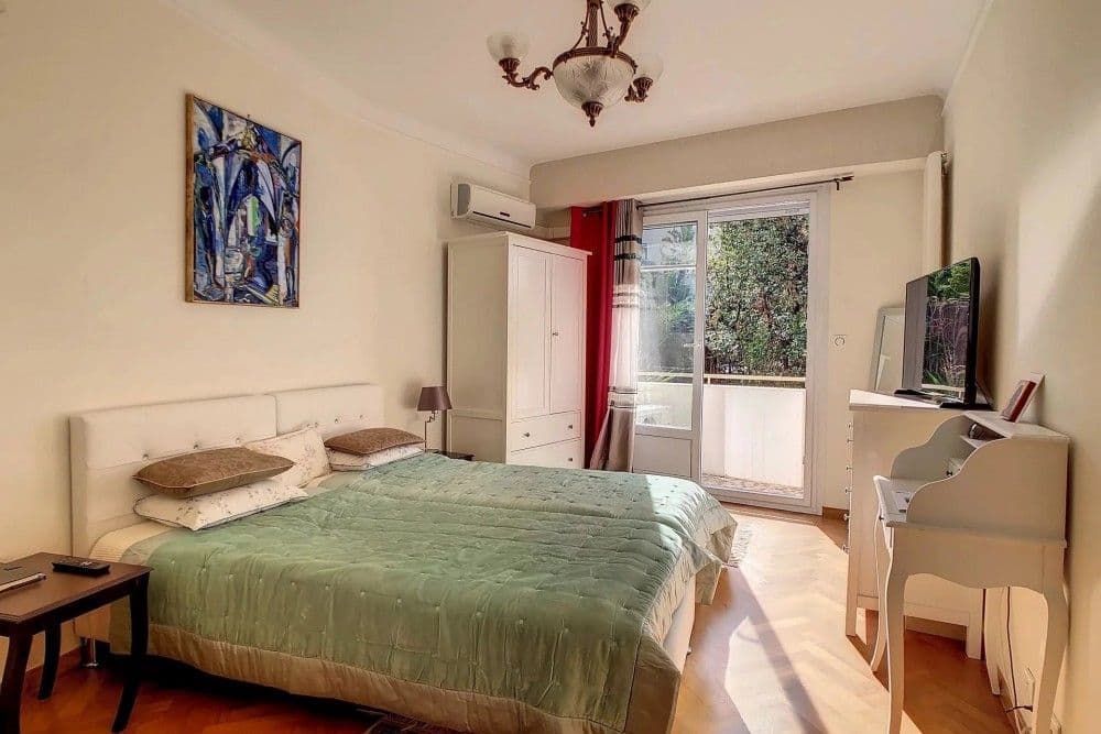 Bedroom with parquet floor and doors to the balcony, 1-bedroom apartment in Mont Boron, Nice
