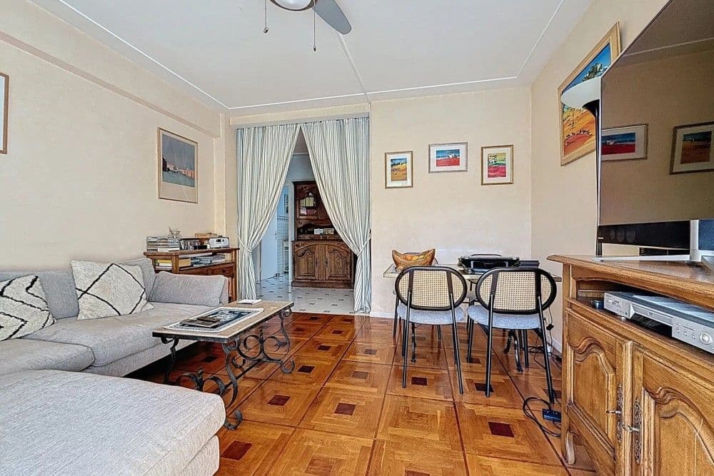 Living and dining room with inlaid parquet floor, 1-bedroom apartment in the Musicians’ Quarter, Nice