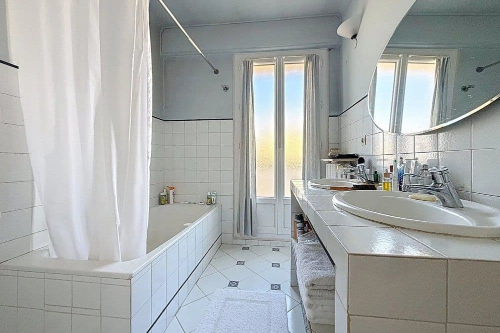 Bathroom with bathtub and vanity, 1-bedroom apartment in the Musicians’ Quarter, Nice
