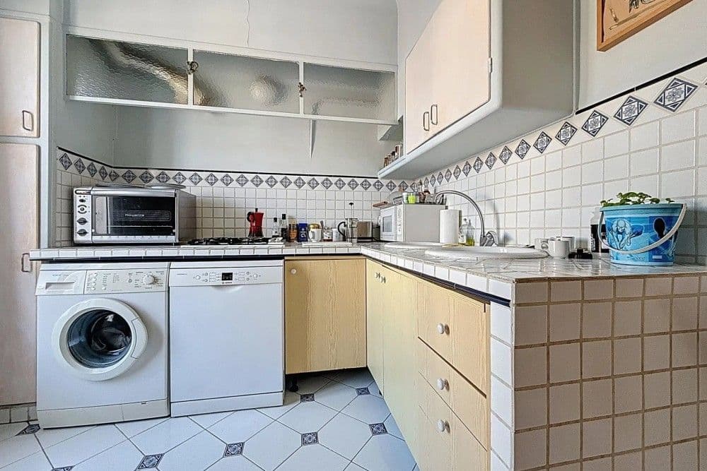 Kitchen with laundry space and tiled worktop, 1-bedroom apartment in the Musicians’ Quarter, Nice