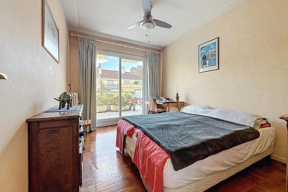 Bedroom with parquet floor and doors to the terrace, 1-bedroom apartment in the Musicians’ Quarter, Nice