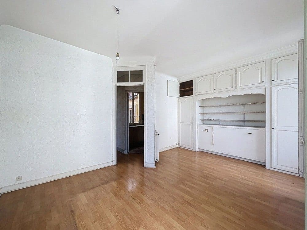 Room with fitted cupboards and wooden floor, 1-bedroom apartment in the Carré d’Or, Nice