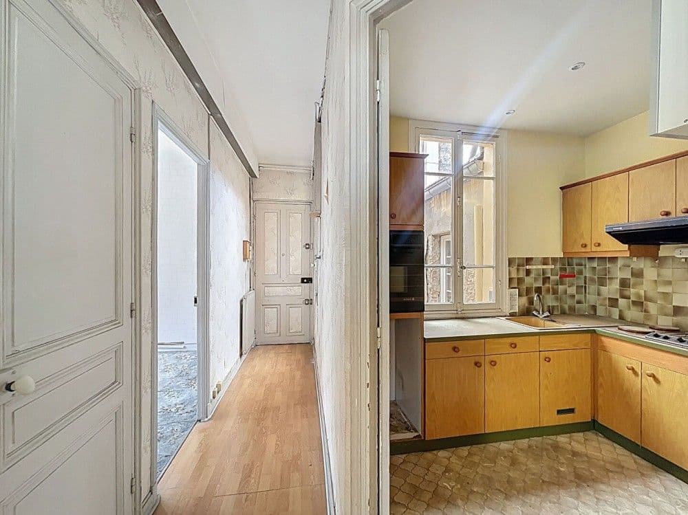 Hallway with kitchen to the side, 1-bedroom apartment in the Carré d’Or, Nice