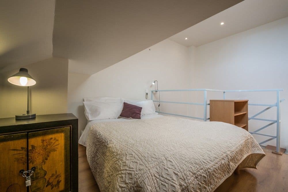 Mezzanine bedroom with double bed, 1-bedroom apartment in the Carré d’Or, Nice