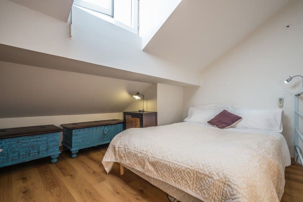 Mezzanine bedroom under sloping ceiling and skylight, 1-bedroom apartment in the Carré d’Or, Nice