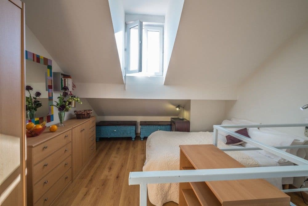 Mezzanine bedroom with chest of drawers and dormer window, 1-bedroom apartment in the Carré d’Or, Nice