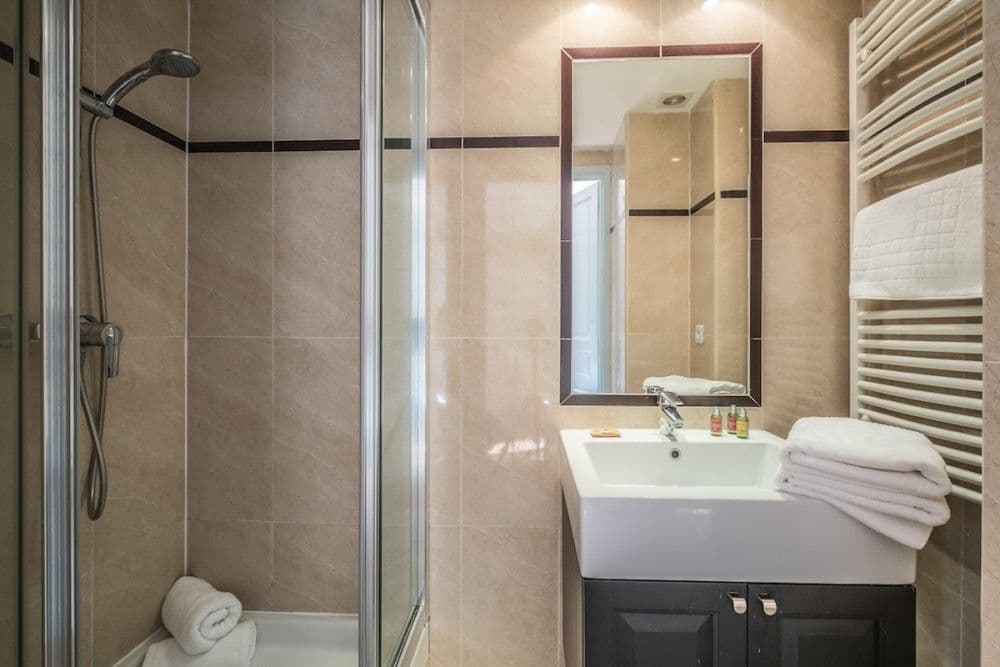 Shower room with glass enclosure and vanity, 1-bedroom apartment in the Carré d’Or, Nice
