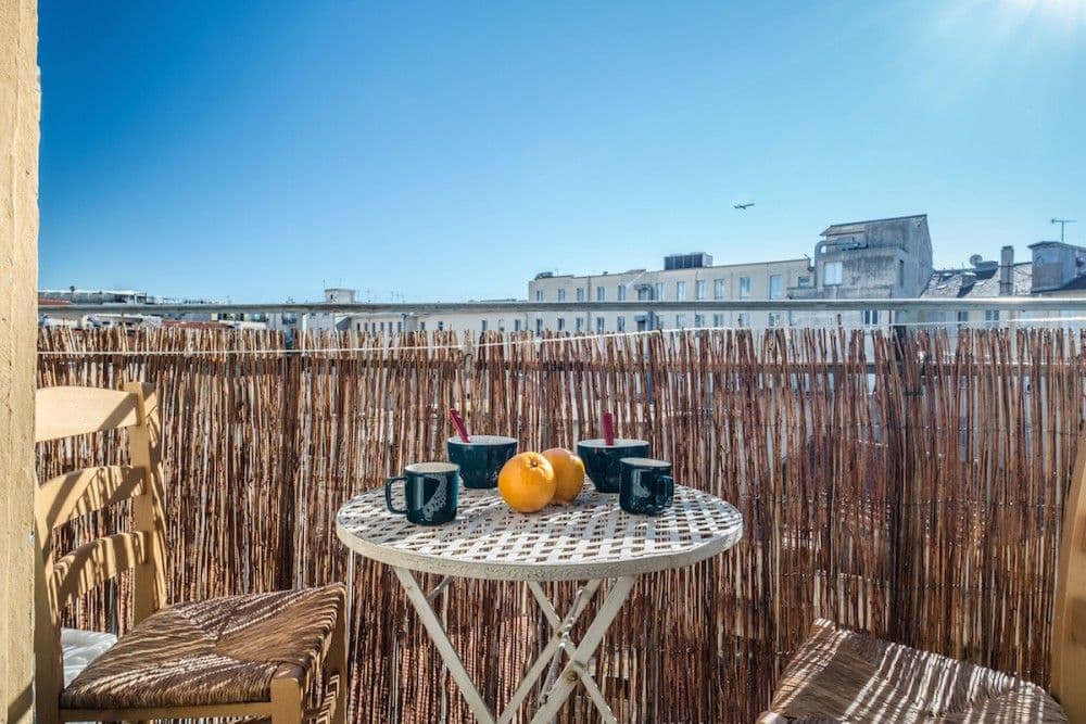 Balcony with mosaic table and bistro chairs, 1-bedroom apartment in the Carré d’Or, Nice