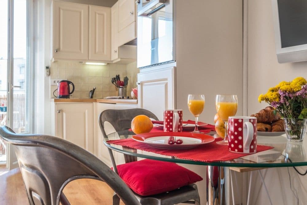 Breakfast table by the kitchen, 1-bedroom apartment in the Carré d’Or, Nice